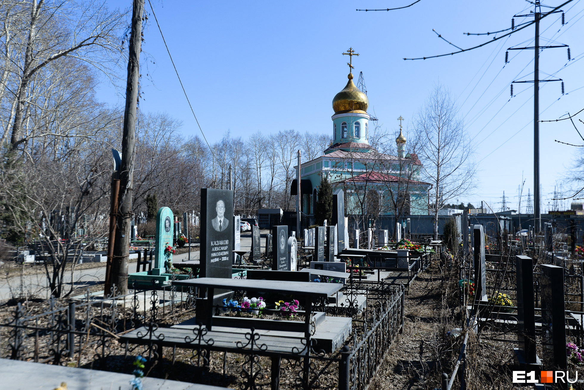 Как обычно бывает на кладбищах, ближе к церкви расположены самые внушительные надгробия