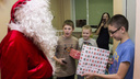 Дед Мороз привез подарки малышам, оказавшимся в больнице перед праздниками. Реакция детей — в 8 фото
