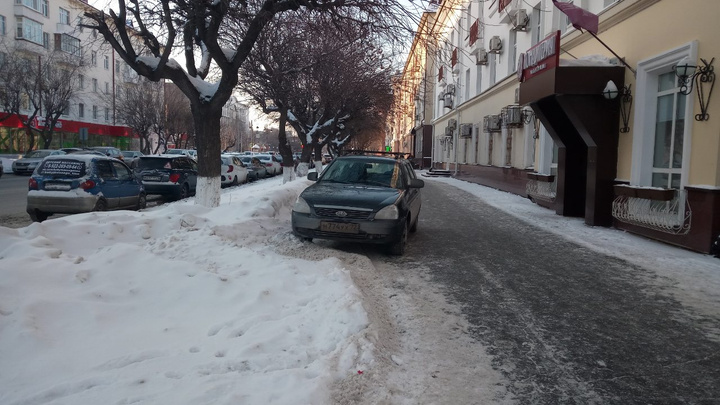 «Я паркуюсь, как...»: автохамы у перекрестка Володарского-Орджоникидзе и инвалид на Chevrolet Camaro