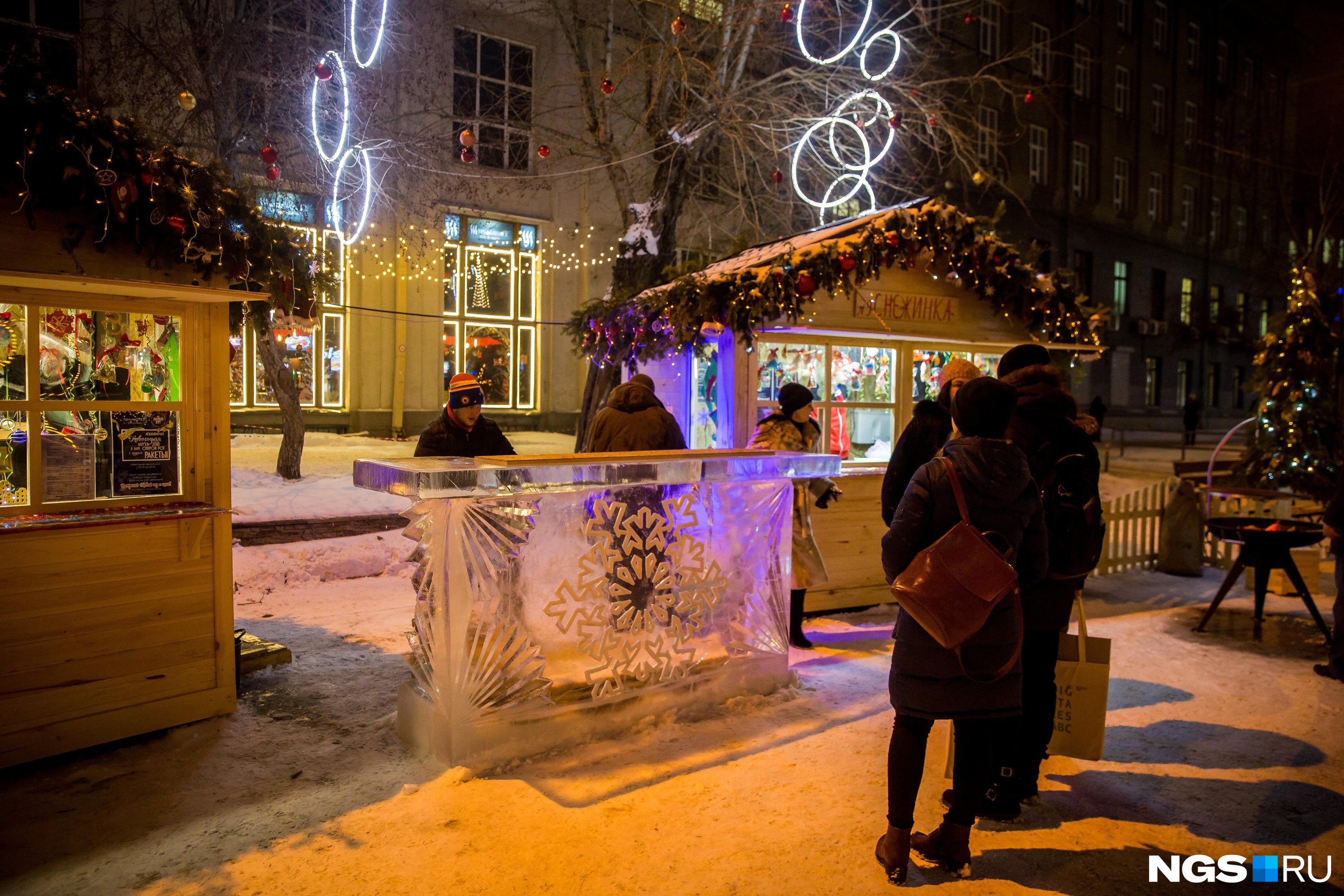 Ещё одна особенность новогоднего городка — ледяная барная стойка