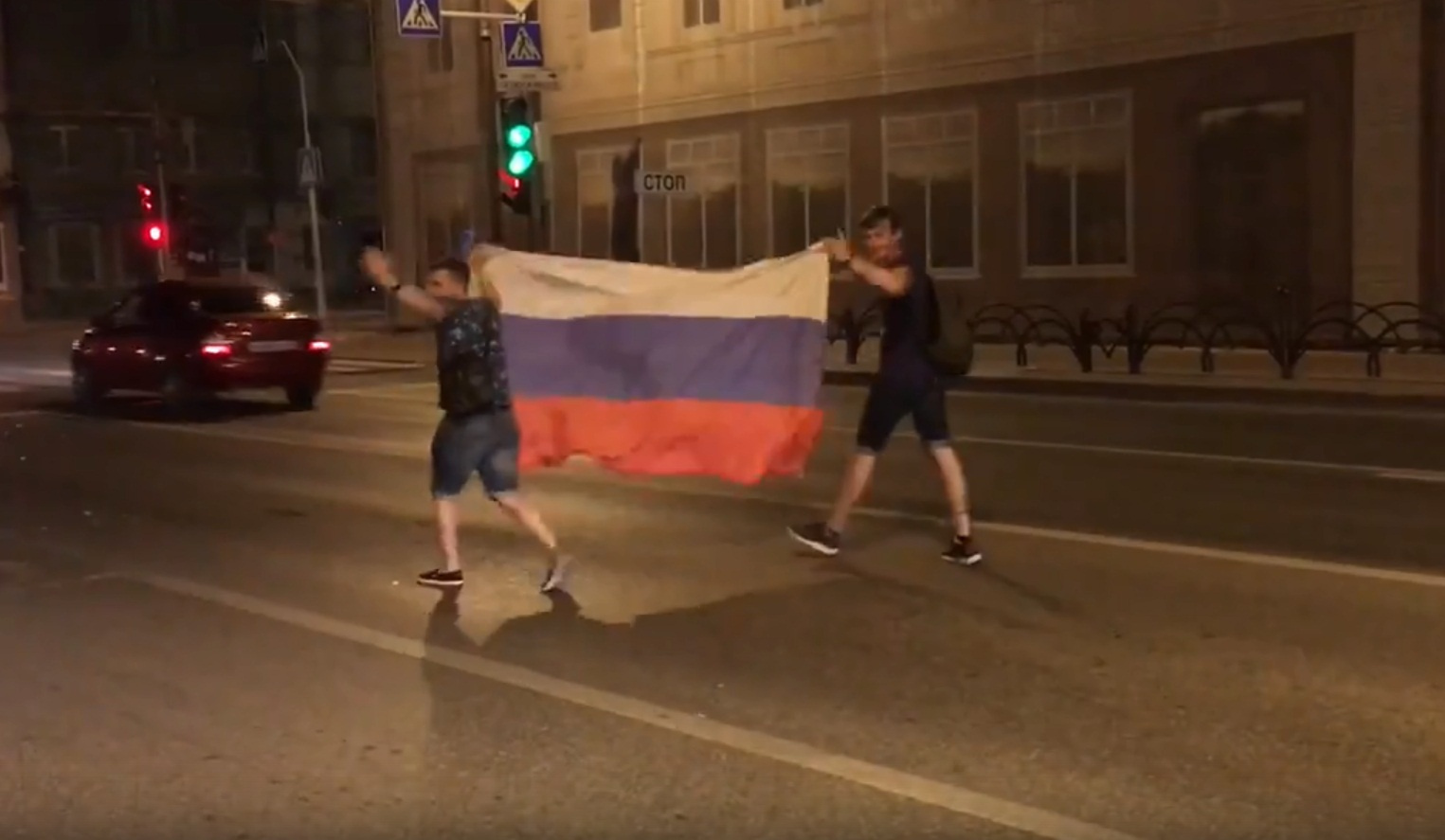 В центре тюменцы шли с флагами прямо по дорогам... Пока их не попросили вернуться на тротуар сотрудники полиции
