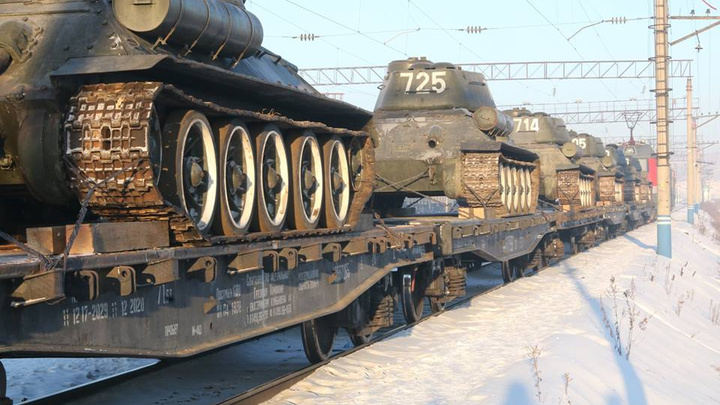 Легендарные танки Т-34 из Лаоса по железной дороге провезли через Красноярск
