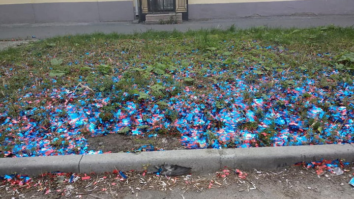 В Екатеринбурге мусор от хлопушек с марафона «Европа — Азия» оставили на газонах