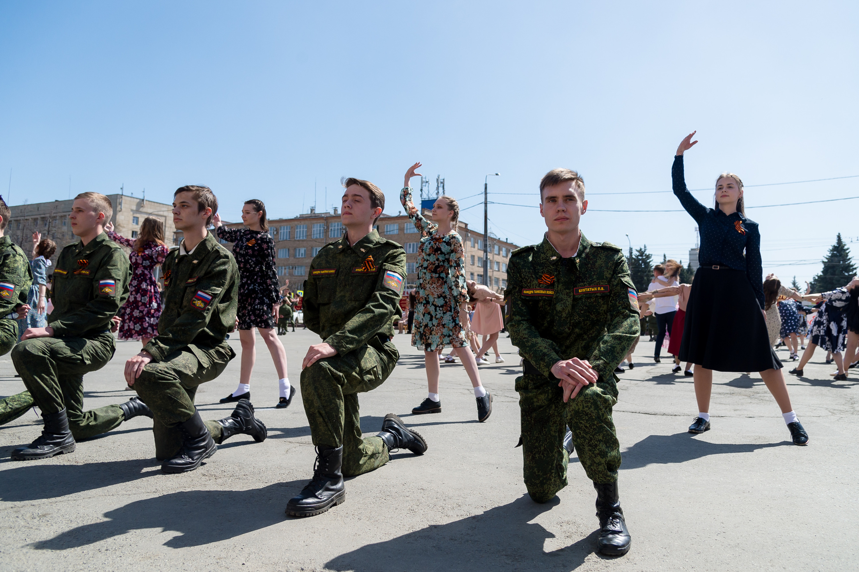 Уметь вальсировать должен каждый военнослужащий Уметь вальсировать должен каждый военнослужащий
