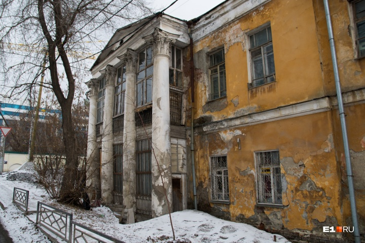 Одно из самых красивых старых каменных зданий Екатеринбурга