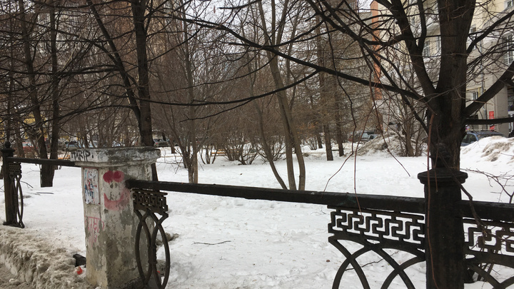 Возле элитной сталинки в центре Екатеринбурга украли ограду каслинского литья