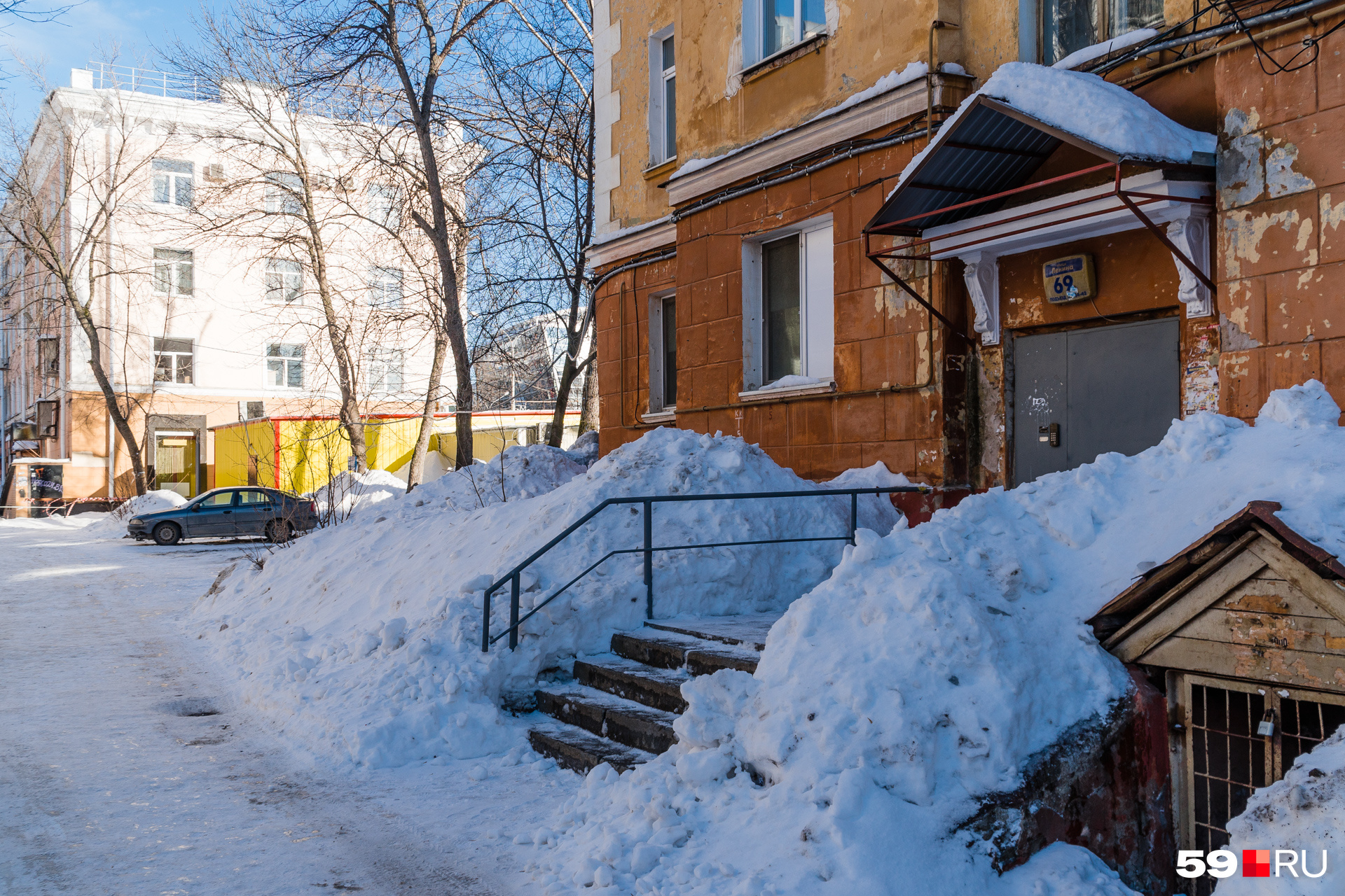 Киоски на Ленина, 69 стоят не во дворе, а рядом с домом — на фото виден один из них, с желтыми стенами