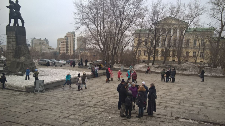 В Екатеринбурге из-за сообщения о бесхозном пакете эвакуировали Дворец пионеров