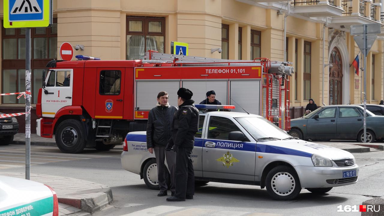 В здании суда работают кинологи, а рядом дежурят полицейские В здании суда работают кинологи, а рядом дежурят полицейские
