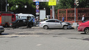 «Водитель сильно пострадал»: в центре Челябинска Lada вылетела на тротуар возле банка