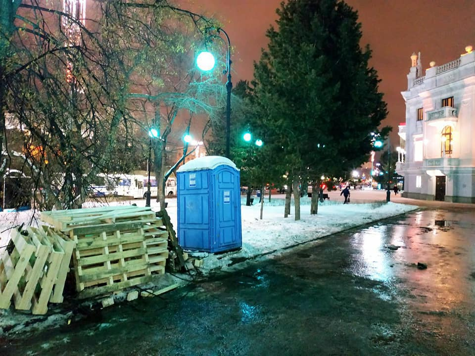 Строительный мусор также еще не успели выбросить Строительный мусор также еще не успели выбросить