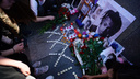 К памятнику Ленину принесли десятки цветов и свечей в память об убитом рэпере из США