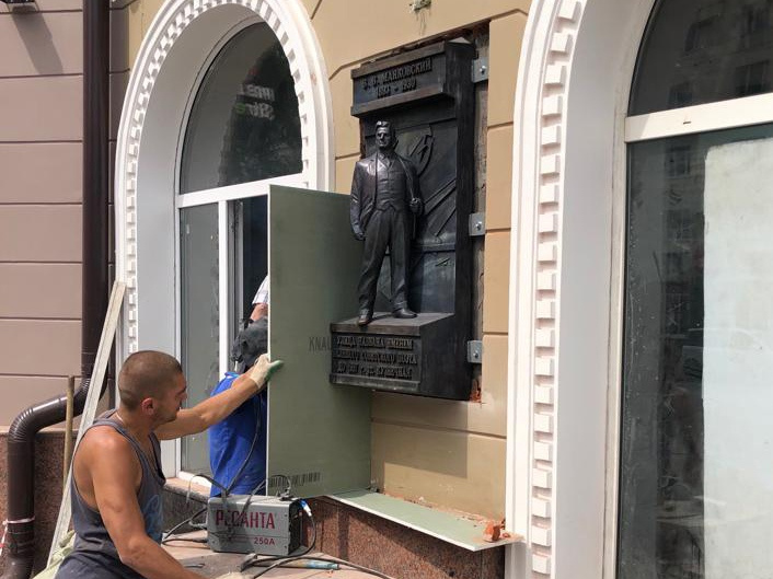 Горельефы можно долго с интересом разглядывать Горельефы можно долго с интересом разглядывать