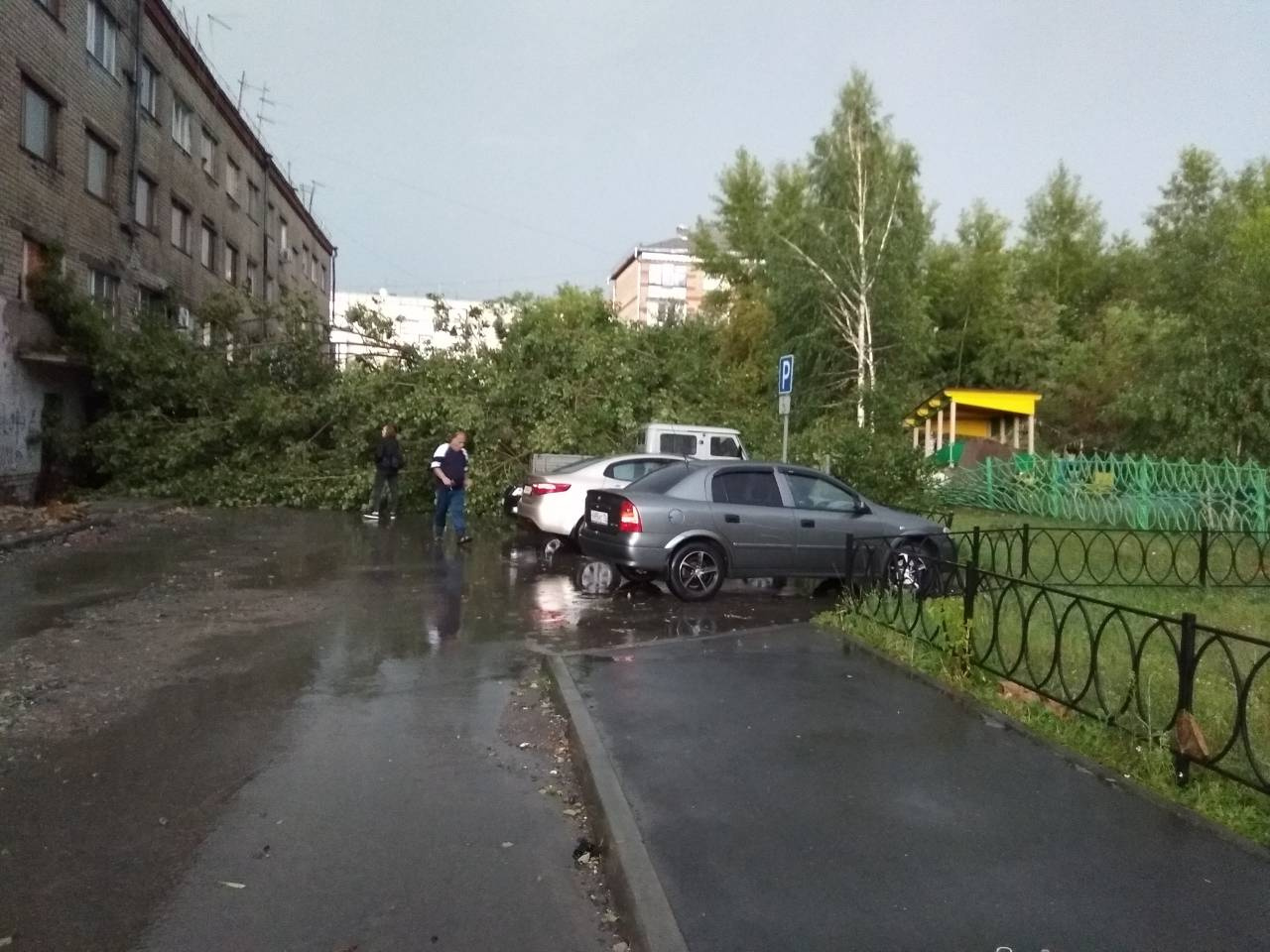 Тюмень обрушение. Ураган в Тюмени. Ураган в Тюмени сегодня. Ураган на проезжей части. Смерч в Тюмени.