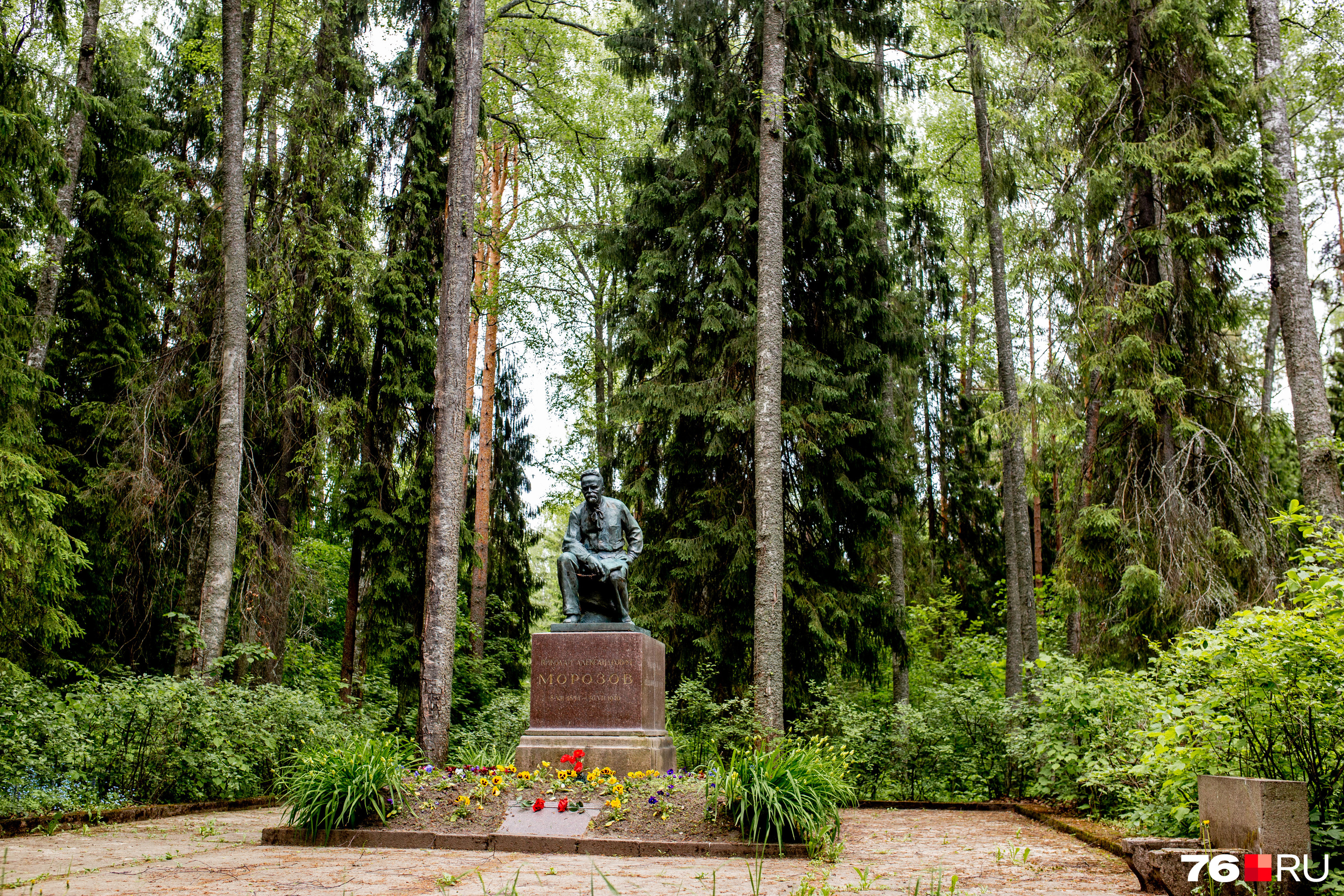 Памятник в лесу — одно из немногих мест досуга местных жителей