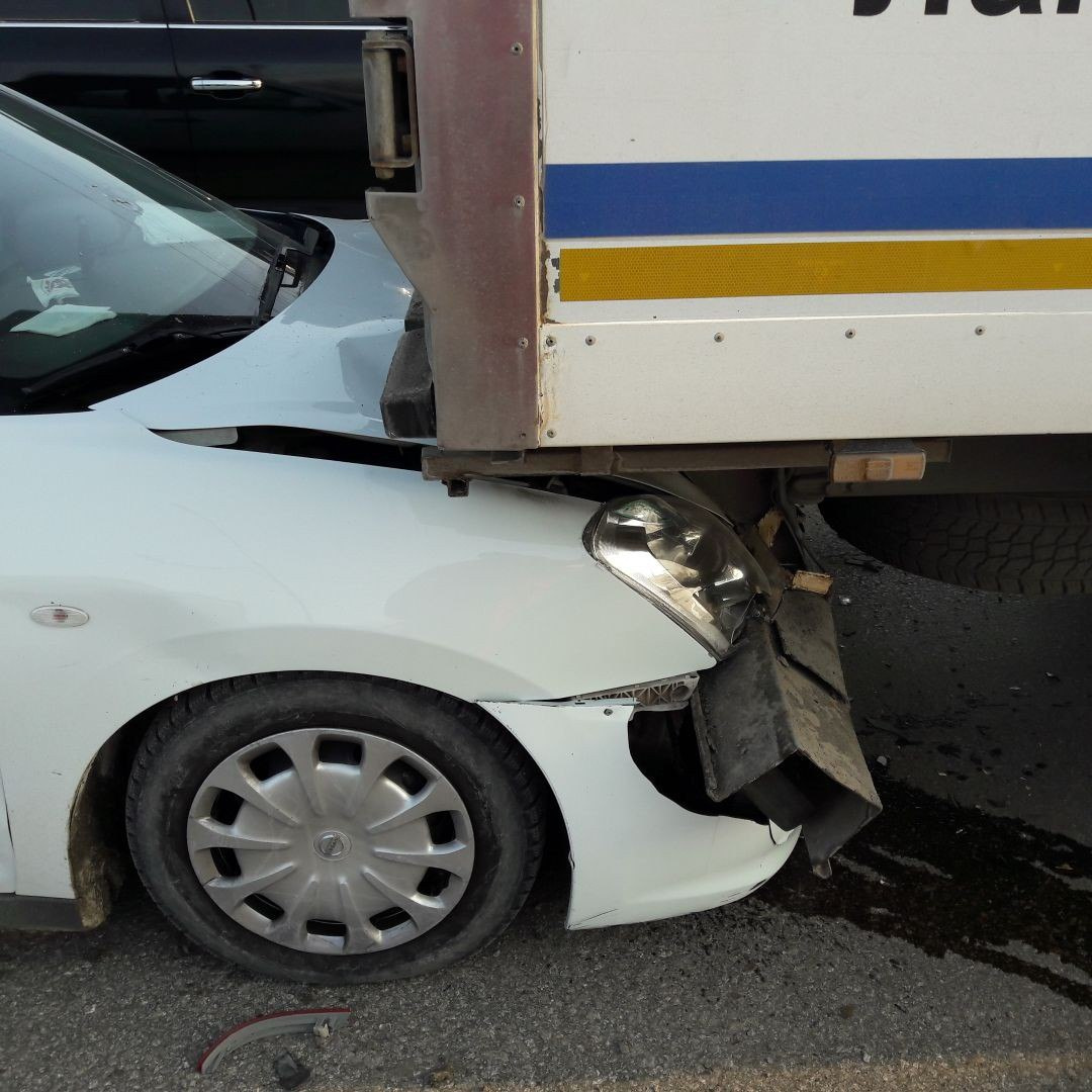 Nissan заехал под грузовик Nissan заехал под грузовик
