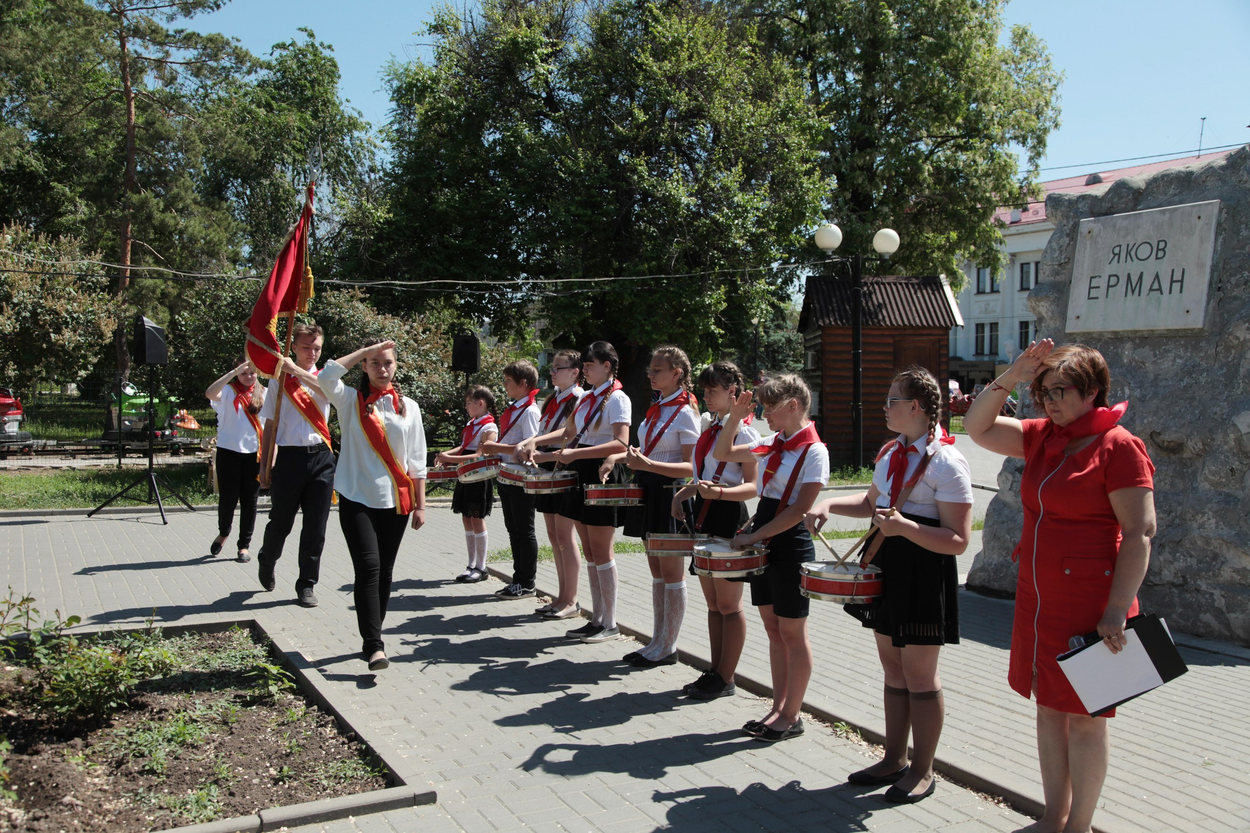 вступление в пионеры в ссср. школьная форма пионеров. берия в гостях у пионеров. пионерская организация день пионерии. ликует пионерия берия.