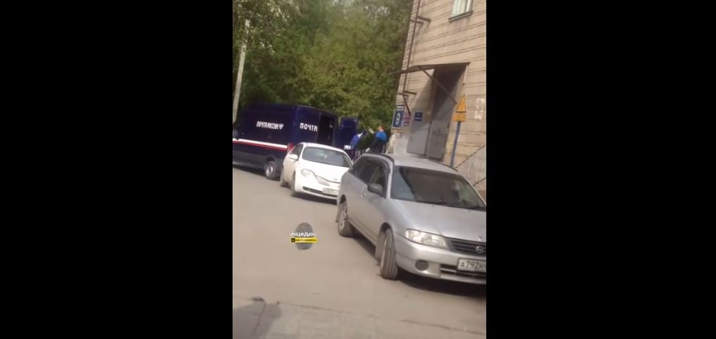 На видео работник перекидывал мешки из почтового отделения в автомобиль На видео работник перекидывал мешки из почтового отделения в автомобиль