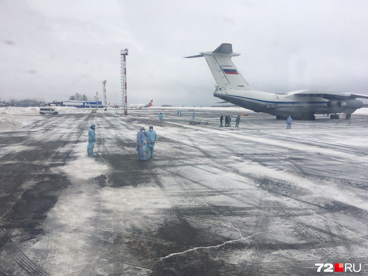 Специалисты в средствах защиты готовились встретить Ил-76 с пассажирами из Китая на борту Специалисты в средствах защиты готовились встретить Ил-76 с пассажирами из Китая на борту