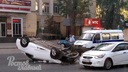 «Перевертыш» в центре города: в Ростове опрокинулась машина