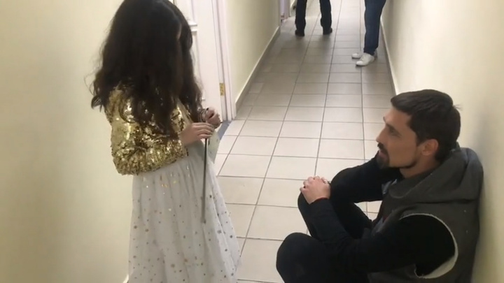Дима Билан встретился с 6-летней «Мисс Россия» из Красноярска и дал наставление на будущее