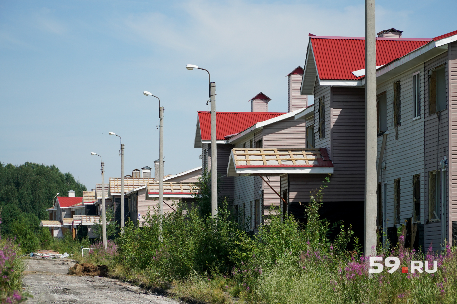 Жильцы Любимова признались, что заброшенные формальдегидные дома производят на них неприятное впечатление — эти пустые кварталы похожи на вымерший город