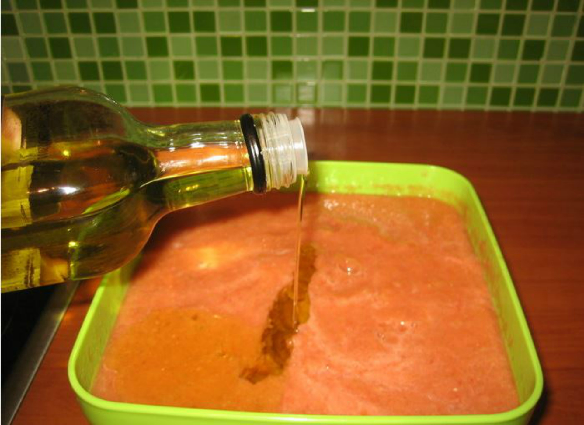 Добавьте оливковое масло и винный уксус в гаспачо перед тем, как убрать его в холодильник