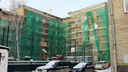 Рабочие разобрали крышу дома в центре Новосибирска и пропали