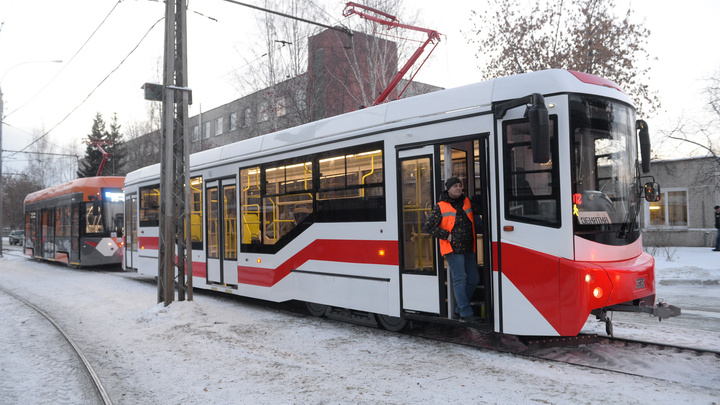 Мэрия Екатеринбурга купила у Уралтрансмаша новые трамваи и задумалась о повышении стоимости проезда