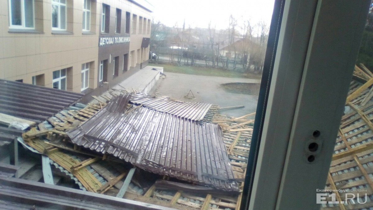 В Сухом Логу сорвало крышу со здания детской поликлиники. Крышу, кстати, сделали не так давно