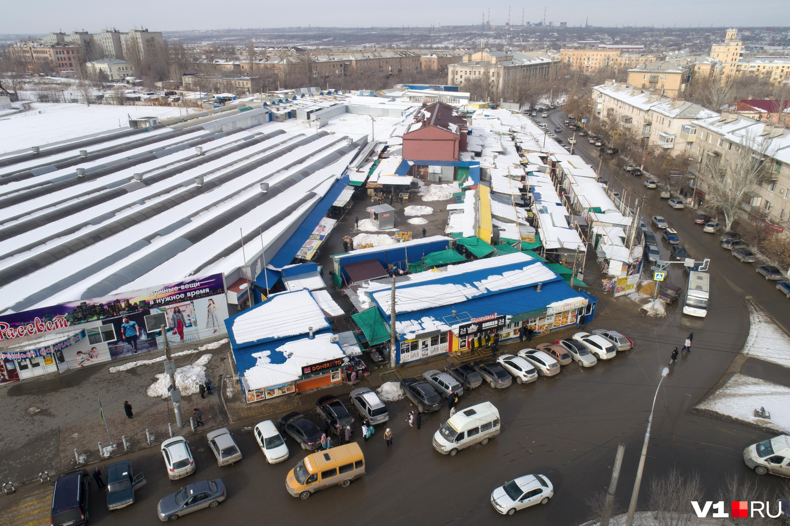 Тракторный рынок переезжает. Знаменский рынок Иркутск. Троещинский рынок Киев. Отрадное рынок 1999. Вещевой рынок Лужники в Москве.