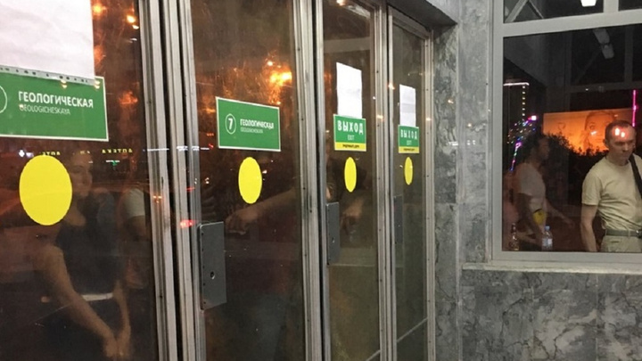В центре Екатеринбурга закрыли входы в метро. Объясняем, почему так сделали