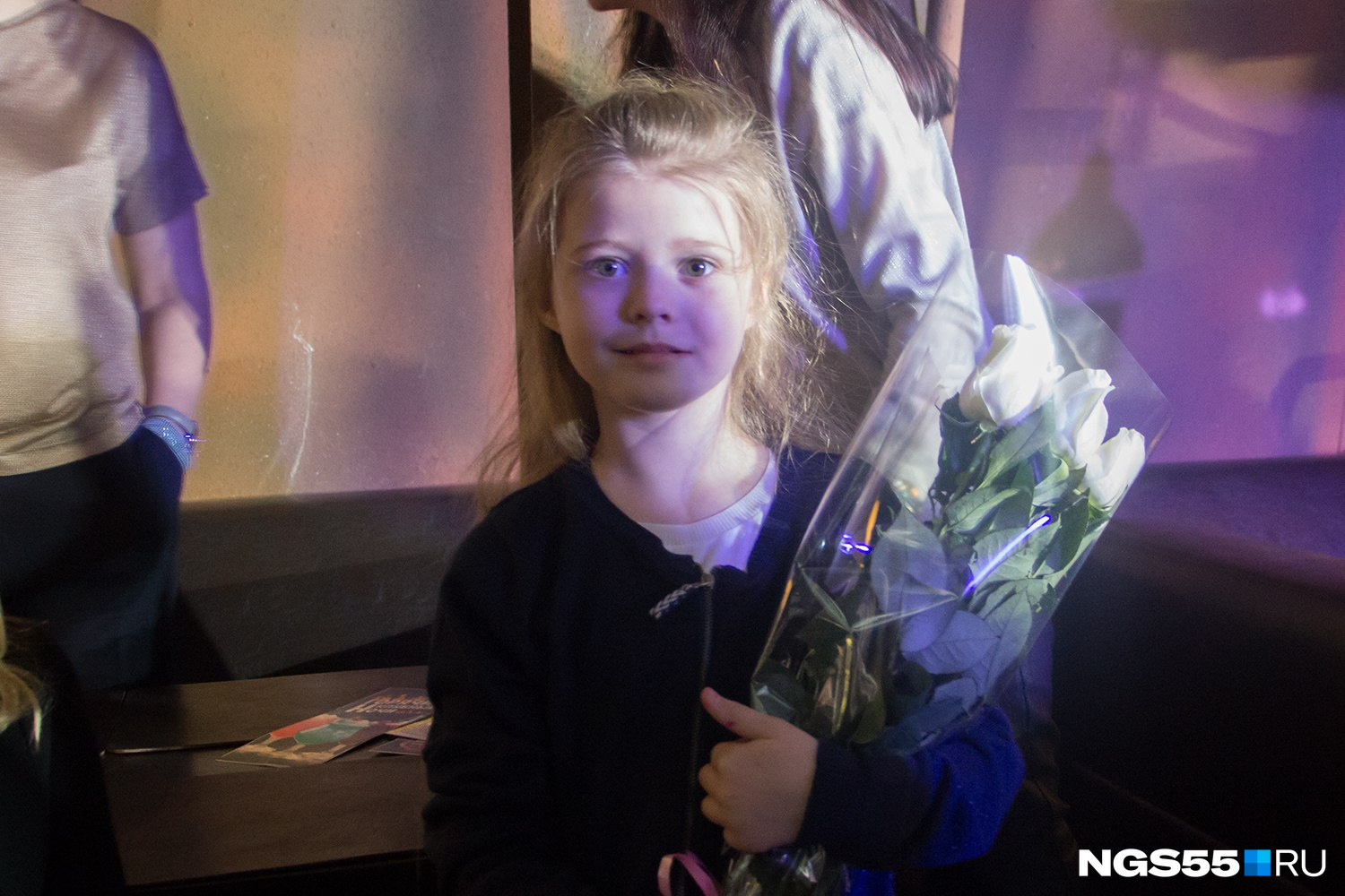Маленькая Лиза — дочка одного из хоккеистов «Авангарда», принесла на концерт букет белых роз для Лены