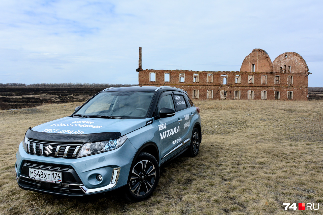 Рестайлинг получился, скорее, формальным: чтобы помнили... Vitara позирует на фоне разрушенной мельницы Рестайлинг получился, скорее, формальным: чтобы помнили... Vitara позирует на фоне разрушенной мельницы