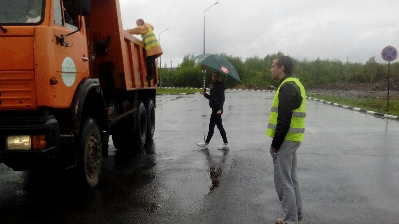 Активисты <a href="https://29.ru/text/gorod/66174343/" target="_blank" class="_">остановили грузовики с отходами</a>, которые доставили по морю из Сабетты, и вызвали полицию