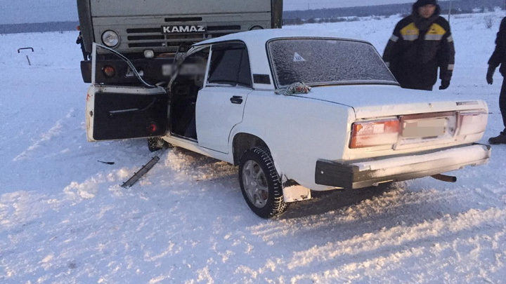 В Башкирии «семерка» залетела под автоцистерну: водитель погиб