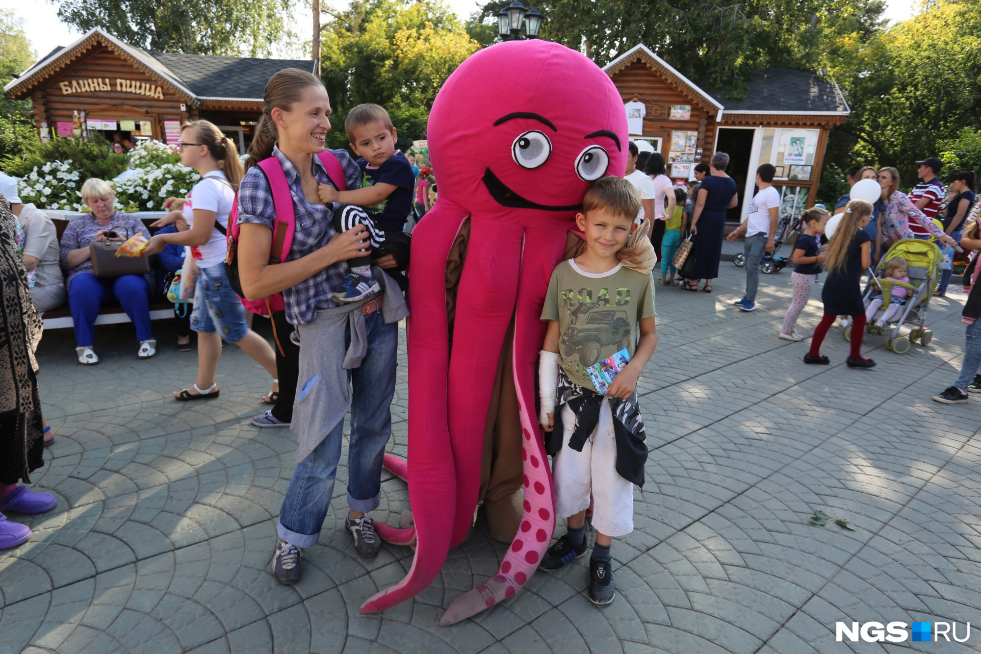 Добродушный осьминог с удовольствием фотографируется с гостями праздника 