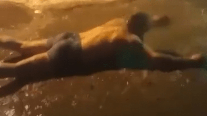 «Вода везде святая»: уфимец на Крещение искупался в грязной луже, а его друг снял это на видео
