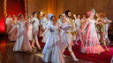 Ожившие скульптуры и танцующие зрители. Фото с премьеры спектакля «Бал» в пермском Театре-Театре