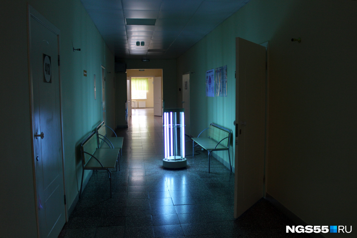 Пока пациенты отдыхают, в коридоре стоит кварцевая лампа. Смотреть на неё нельзя