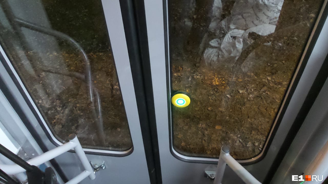 При активации кнопки пассажир может сам открыть дверь