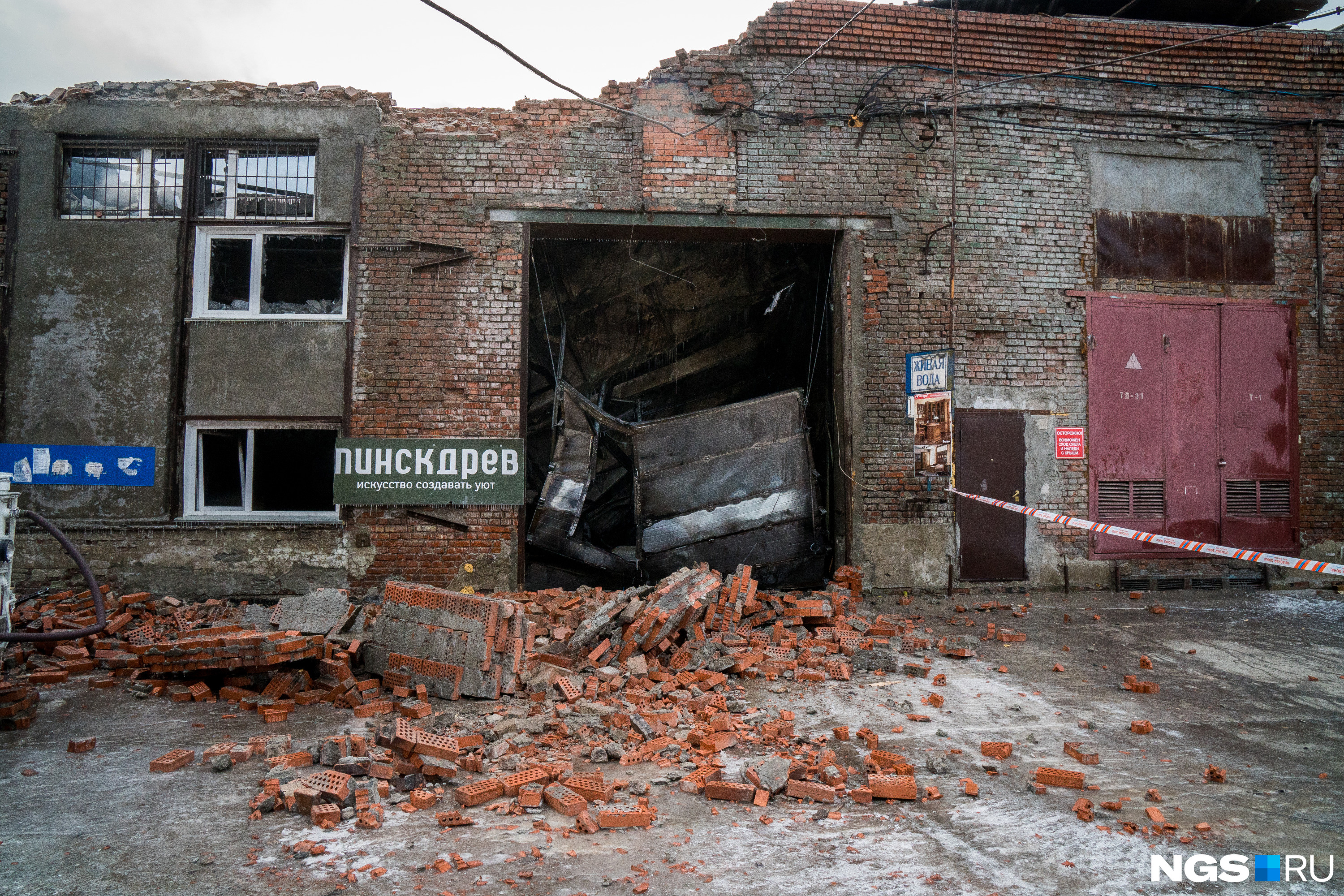 Стоянка битых машин вечером. Инцидент королев. Инцидент королев. Инцидент королев. Пешеходный переход.