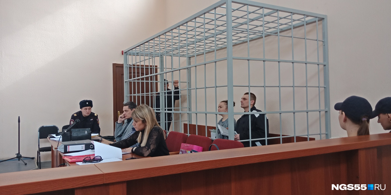 Рядом с Бегун сидел Станислав Бердников в тюремной робе