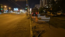 В Ростове КАМАЗ снес дорожное ограждение возле поликлиники