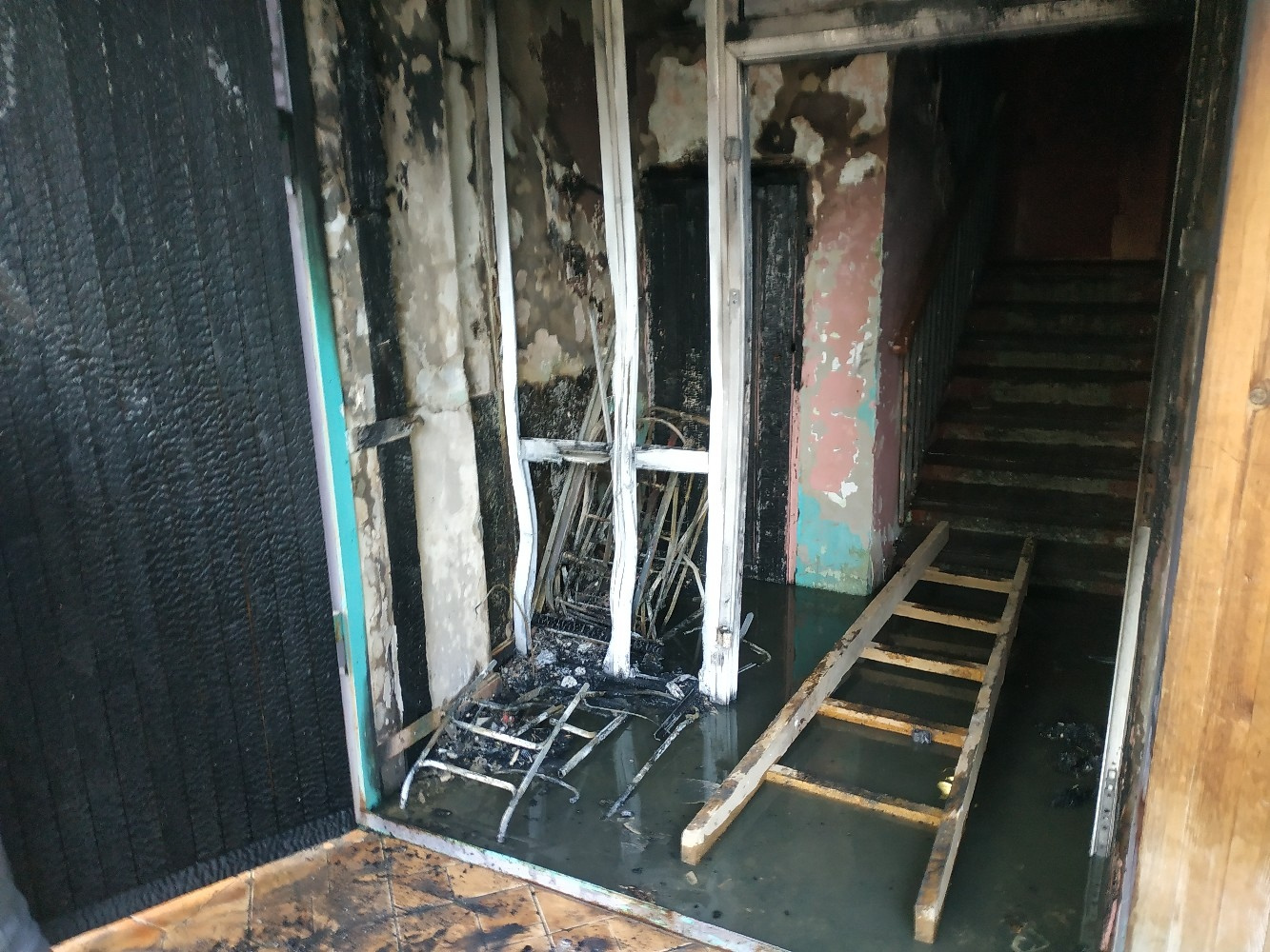 поджог коляски в подъезде. пожар в подъезде девятиэтажки. пожар в тобольске сегодня в 6 мкр. поджоги подъезда. поджоги подъезда.