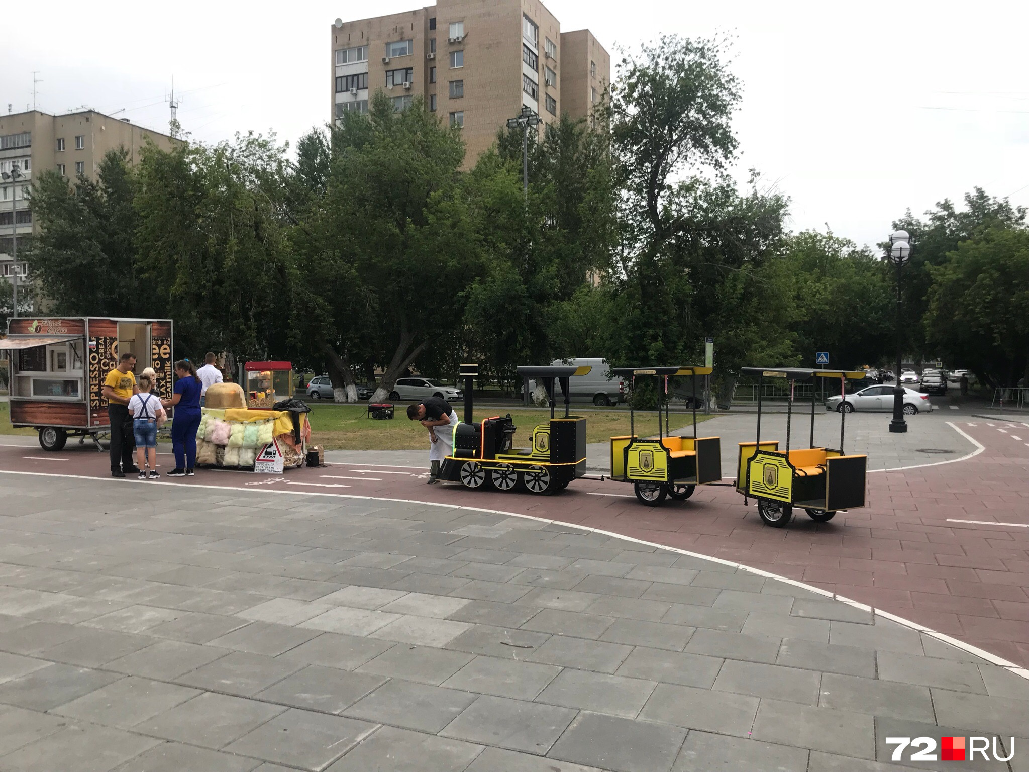 Смотрим внимательно. Велодорожку перегородил паровозик, аппарат для изготовления сладкой ваты и, частично, — киоск с кофе Смотрим внимательно. Велодорожку перегородил паровозик, аппарат для изготовления сладкой ваты и, частично, — киоск с кофе