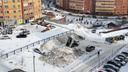 Коммунальщики устроили снегоотвал посреди многоэтажек Горского микрорайона