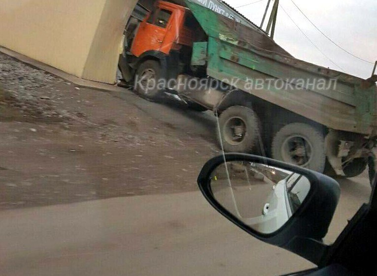 От удара помяло входные двери От удара помяло входные двери