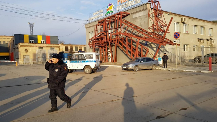 Работников агентства недвижимости в Челябинске эвакуировали из-за ребёнка