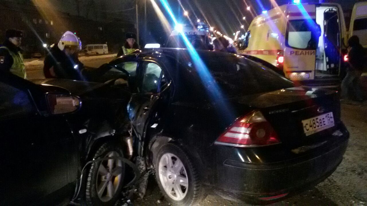 В ДТП сошлись 4 автомобиля В ДТП сошлись 4 автомобиля